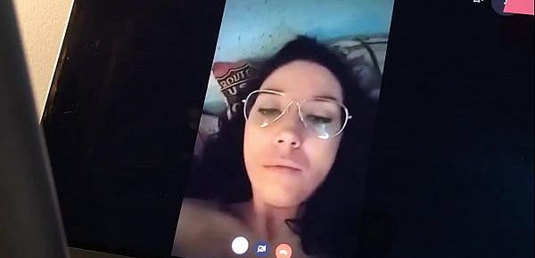  Madura tetona haciendo cibersexo con un fan durante la cuarentena por la pandemia. Esta mami cachonda tiene ganas de sacar la leche de alguno.